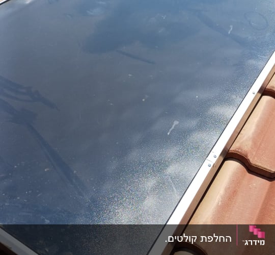 קולטן שמש על גג רעפים עם צינור מחובר